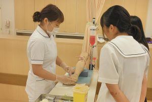 オープンキャンパス看護技術体験　採血